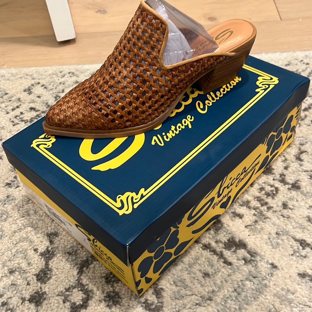 NWT Sbicca Taos mules tan
